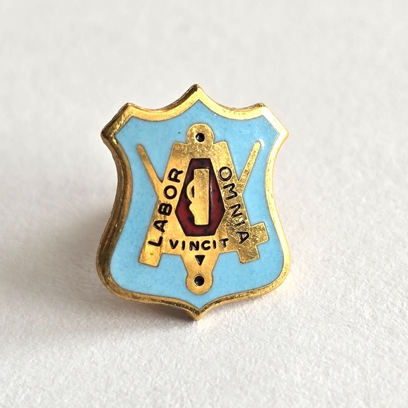 Vintage Jewelry - Vintage pin Labor Omnia Vincit Union Carpenters & Joiners brooch lapel